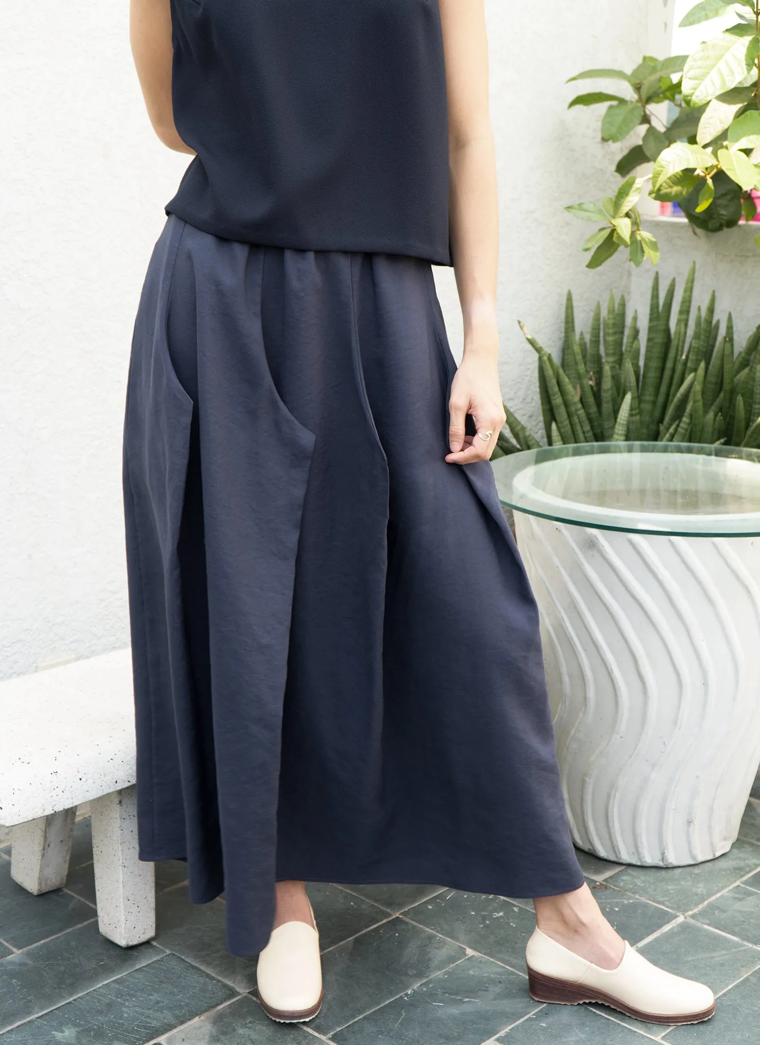 Cloud Burst 8-Pleated Pocket Skirt w/ Elastic in Dark Blue