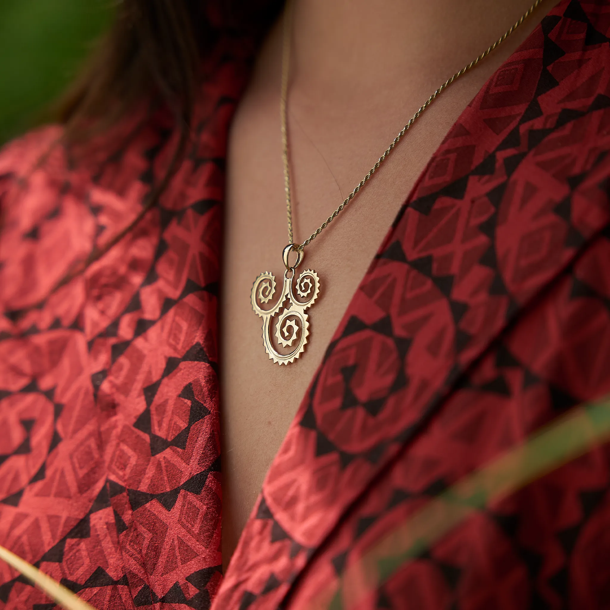 Kamohoaliʻi Kiha Pendant in Gold - 29mm