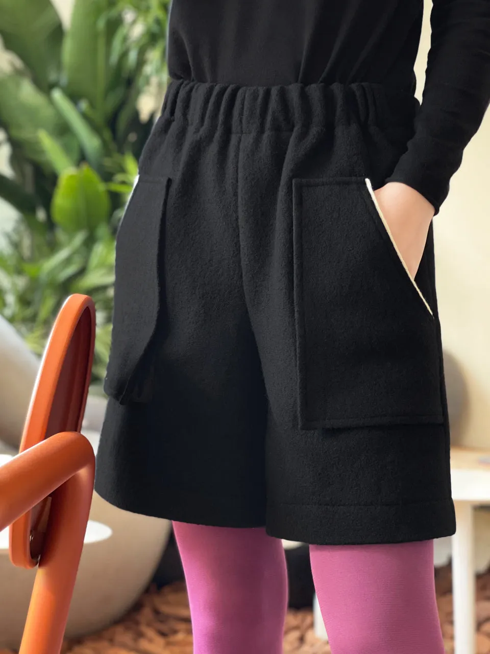 Surprise Sale! Black Elastic Waist Patch Pockets Wool Shorts